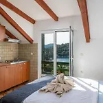 Apartment Pansion Mali Raj *