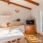 Apartment Pansion Mali Raj